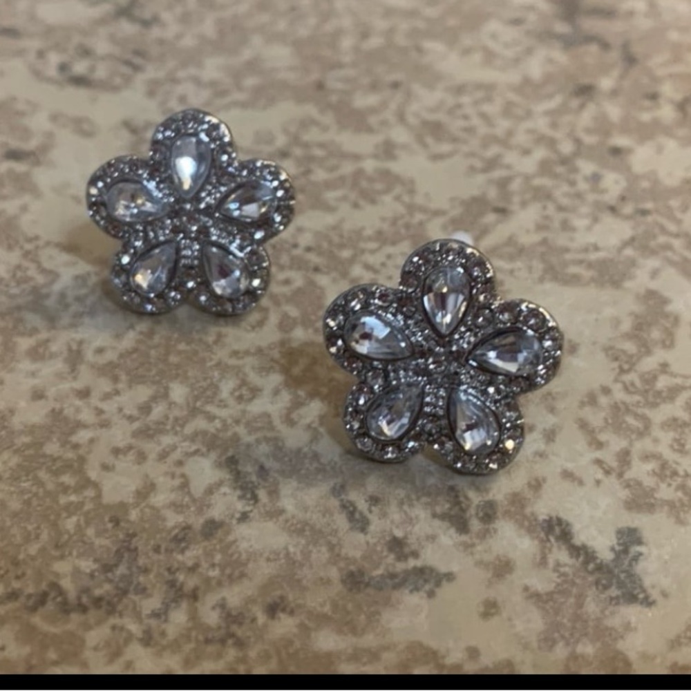 New! Women Vintage Flower - Shaped Silver / Crystal Stud Earrings.